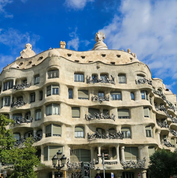 Learn more with the 7 Casa Mila guided tours