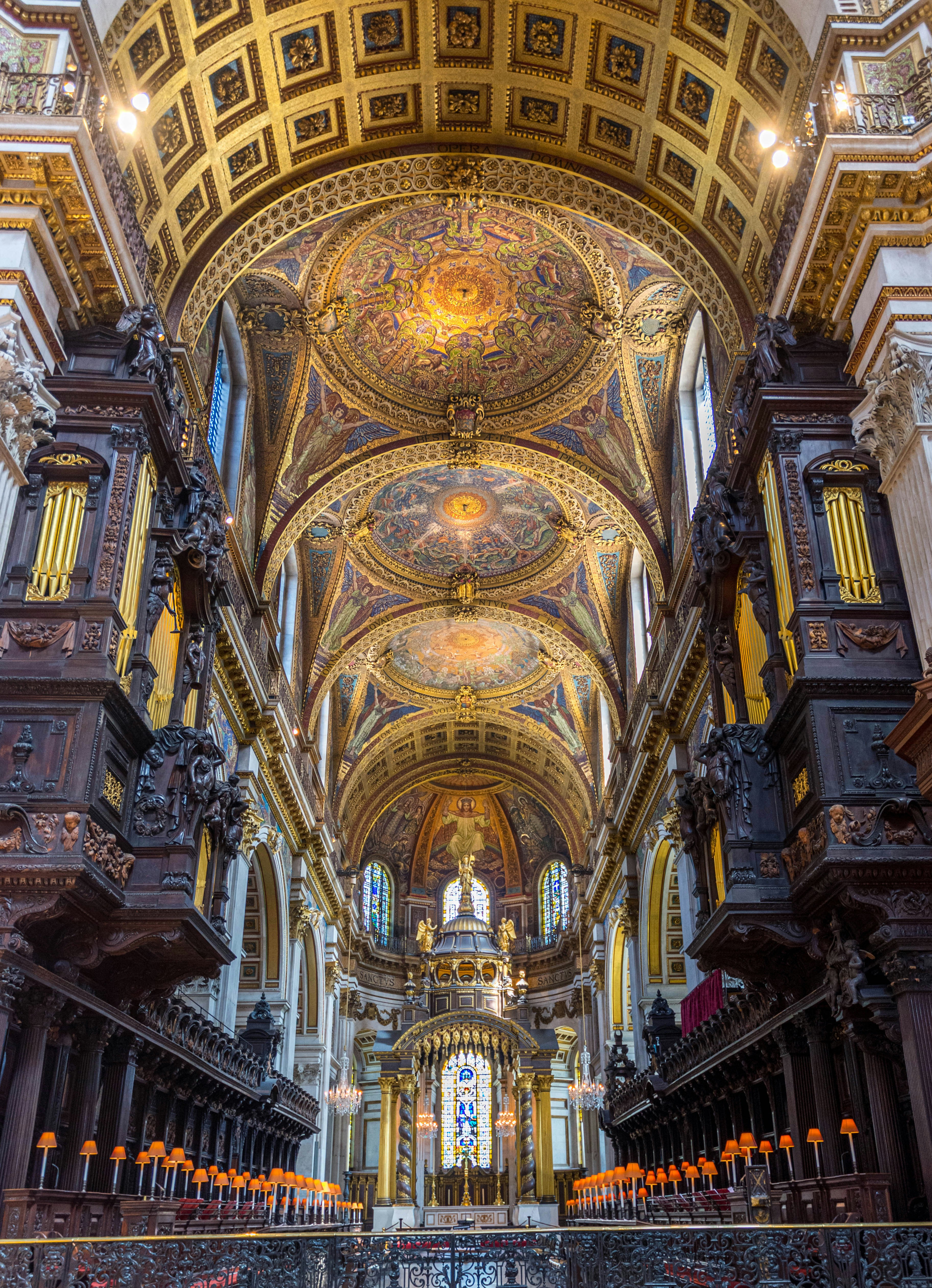 Bemalte Decken und Buntglasfenster im Chor der St. Paul's Cathedral