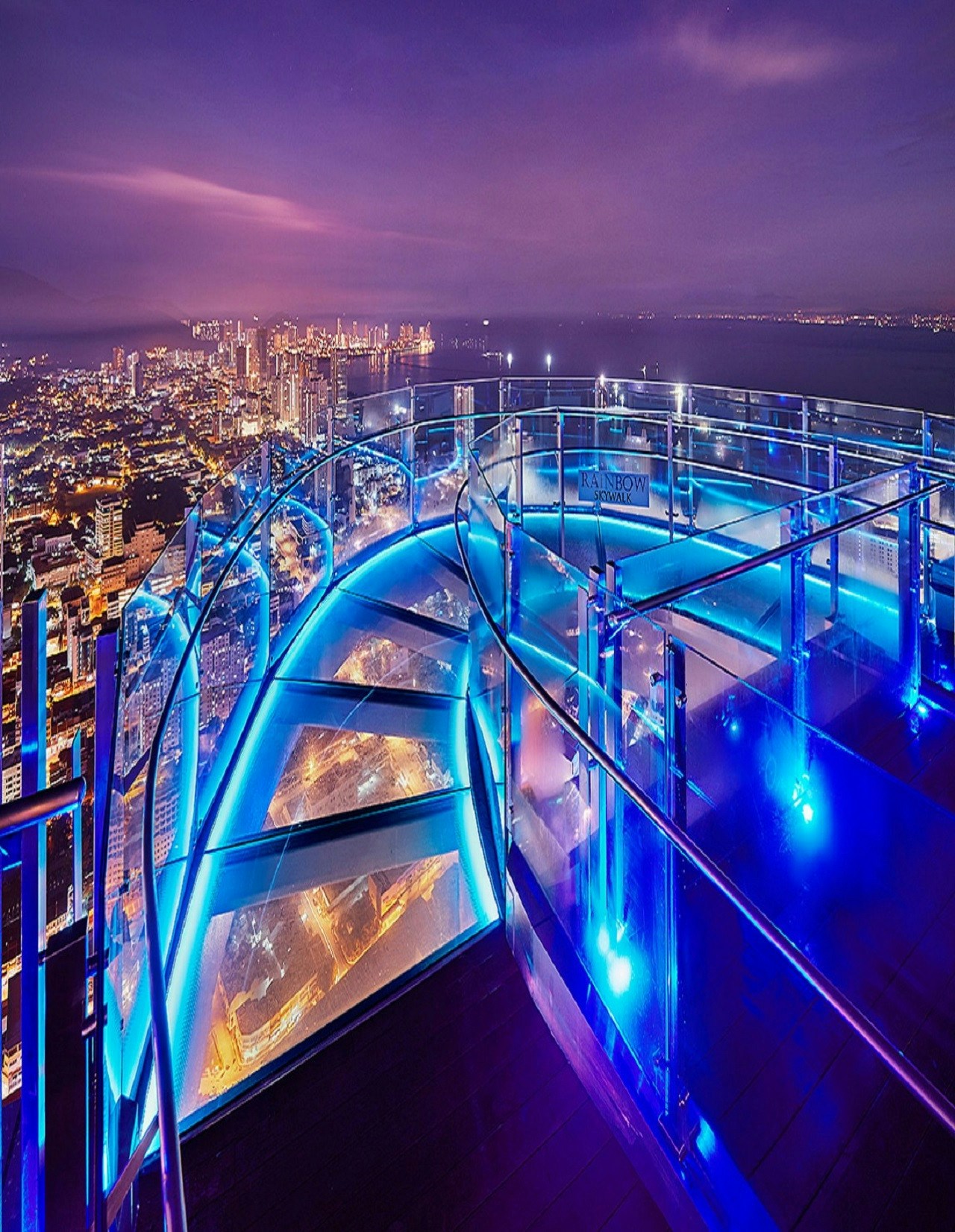 Visitatori che si godono la vista dalla Penang Rainbow Skywalk, sopra George Town, in Malesia.