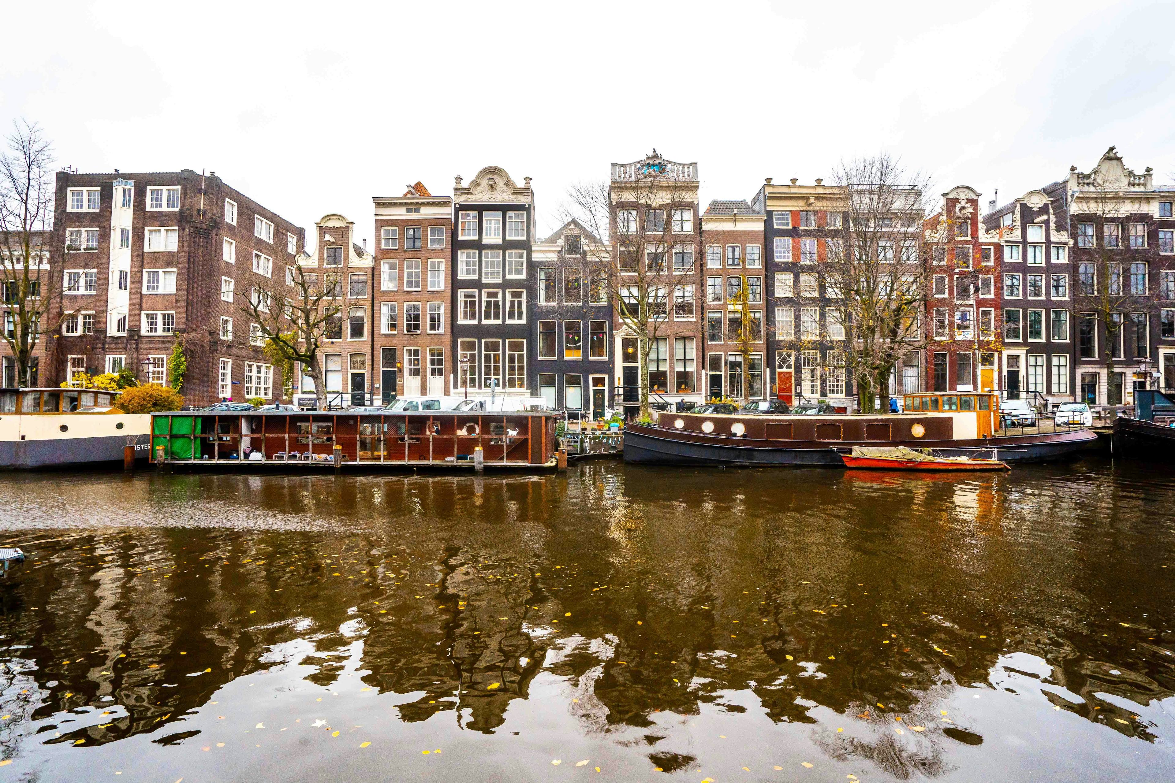 Houseboats along Amsterdam canal near Het Woonbootmuseum.
