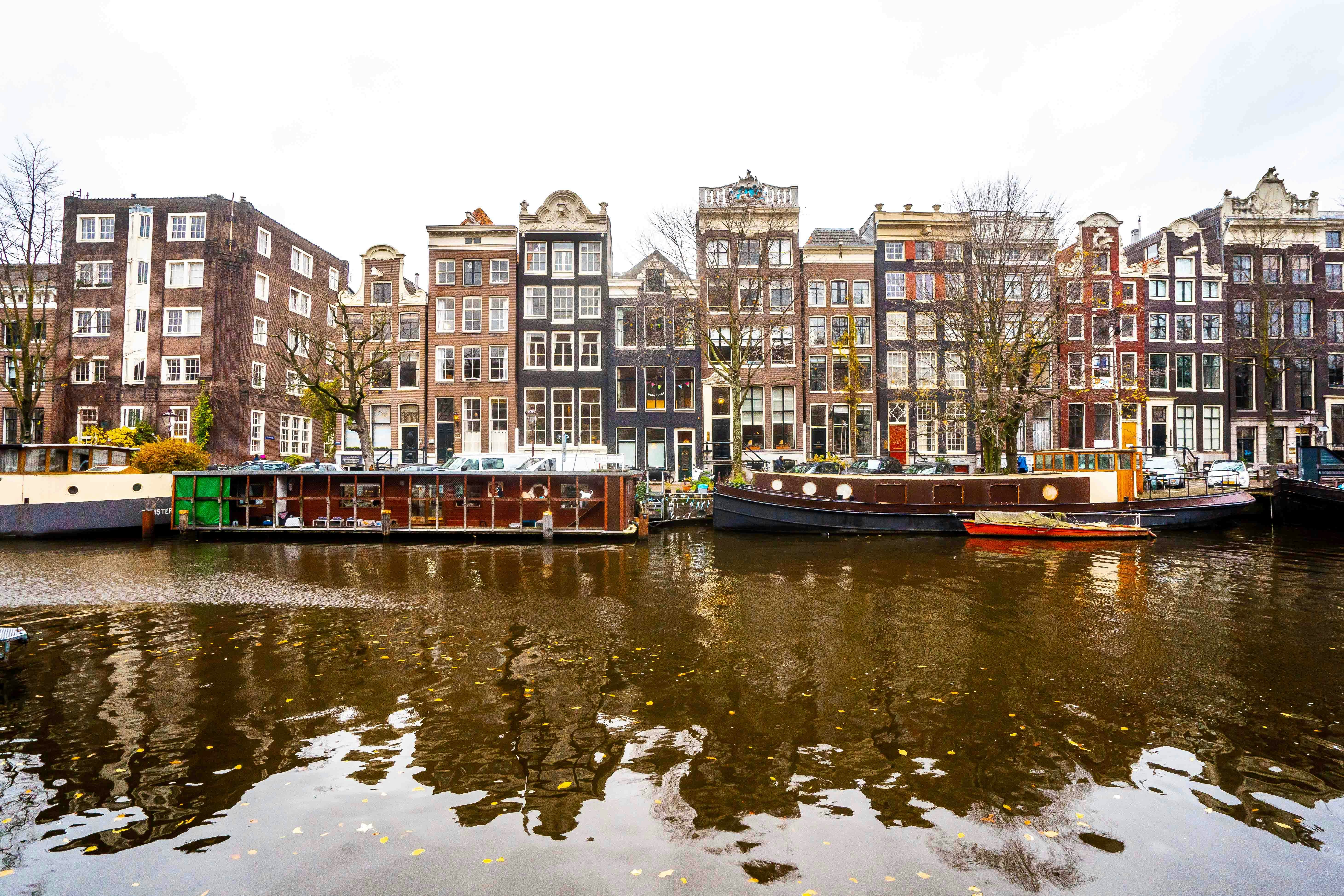 Houseboats along Amsterdam canal near Het Woonbootmuseum.