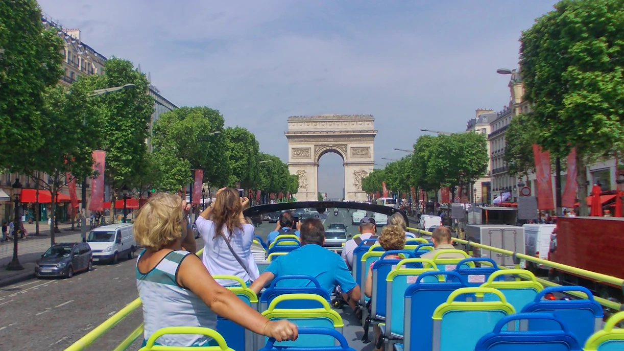 Open-top bus approaching Arc de Triomphe on Paris Hop-On Hop-Off Montmartre Route Blue.