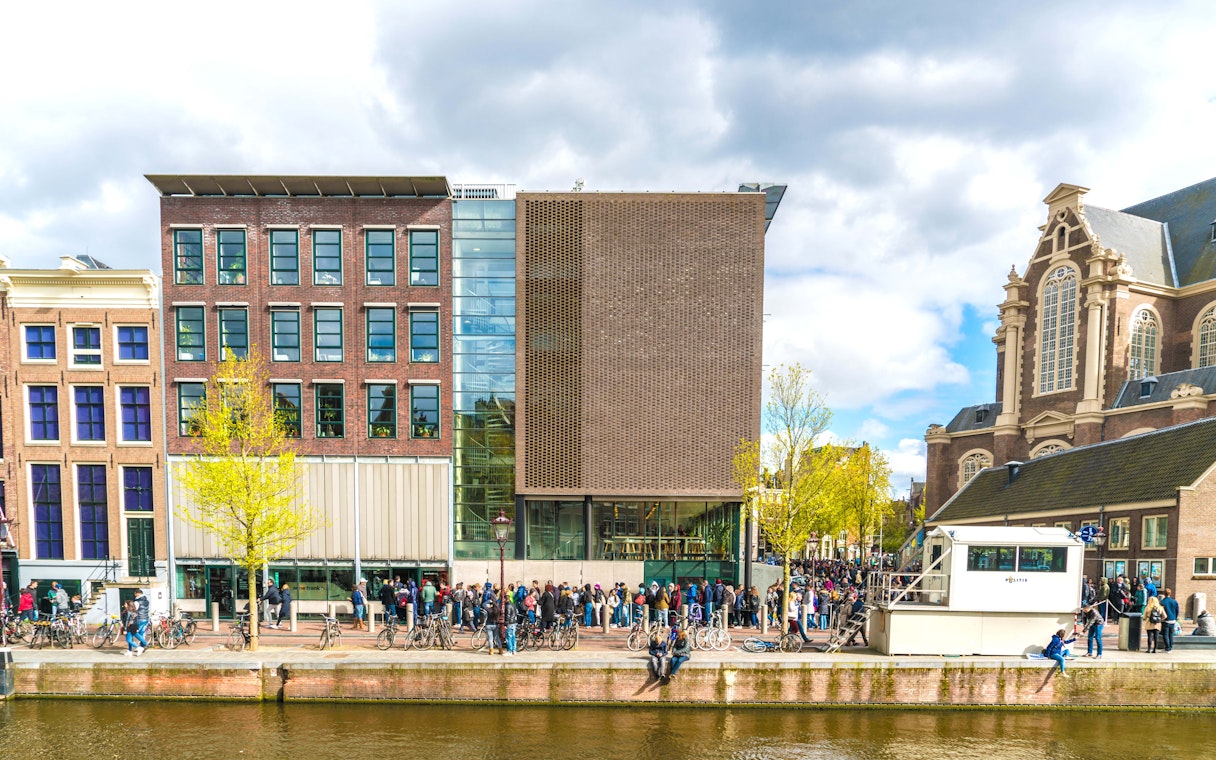 Crowd outside the Anne Frank House in Amsterdam.