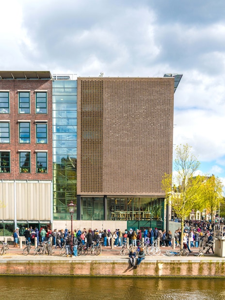 Crowd outside the Anne Frank House in Amsterdam.