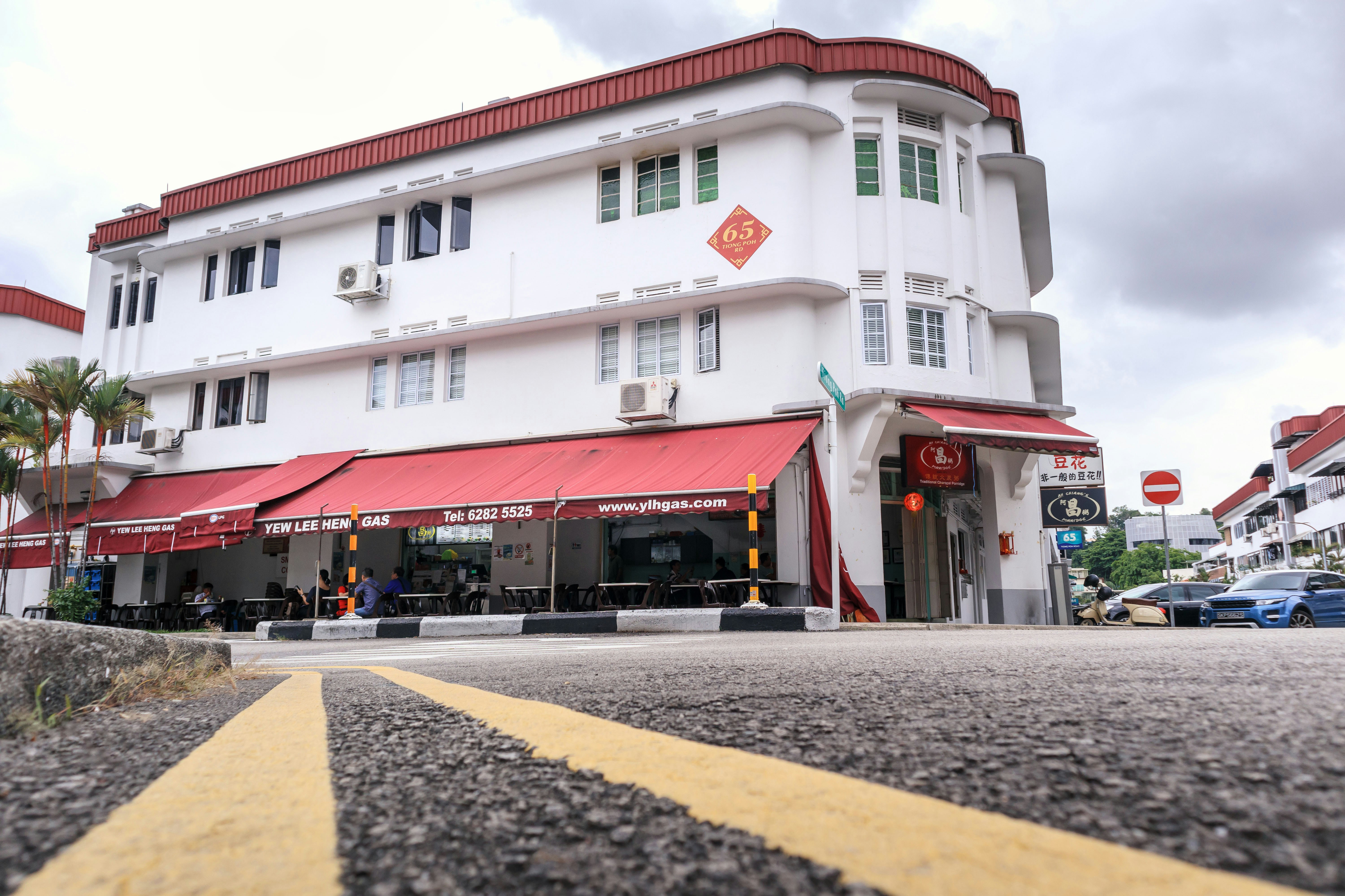 Tiong Bahru street view with colorful shophouses, Singapore Travel Guide.