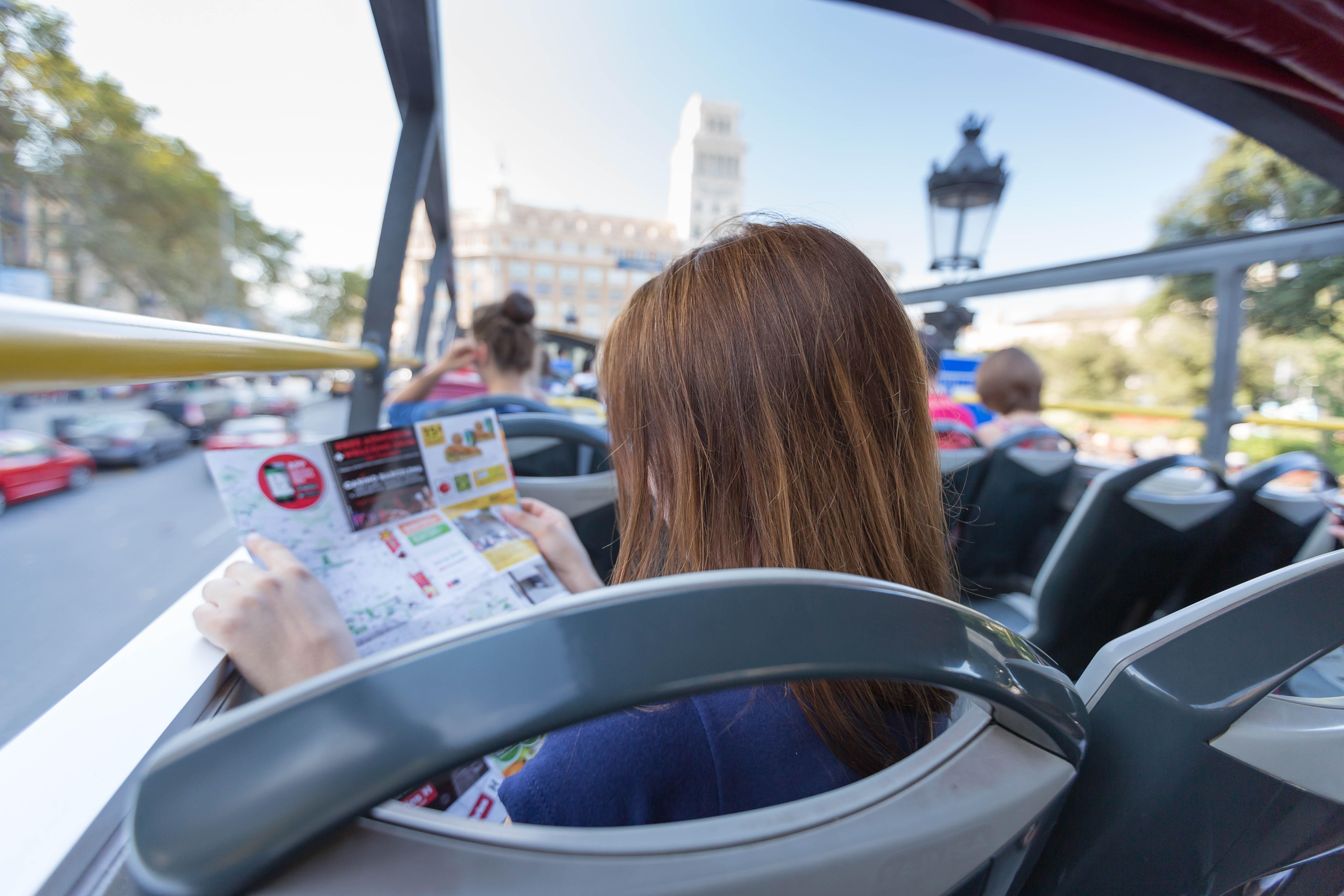 Persona disfrutando de Barcelona en el tour en autobús turístico.