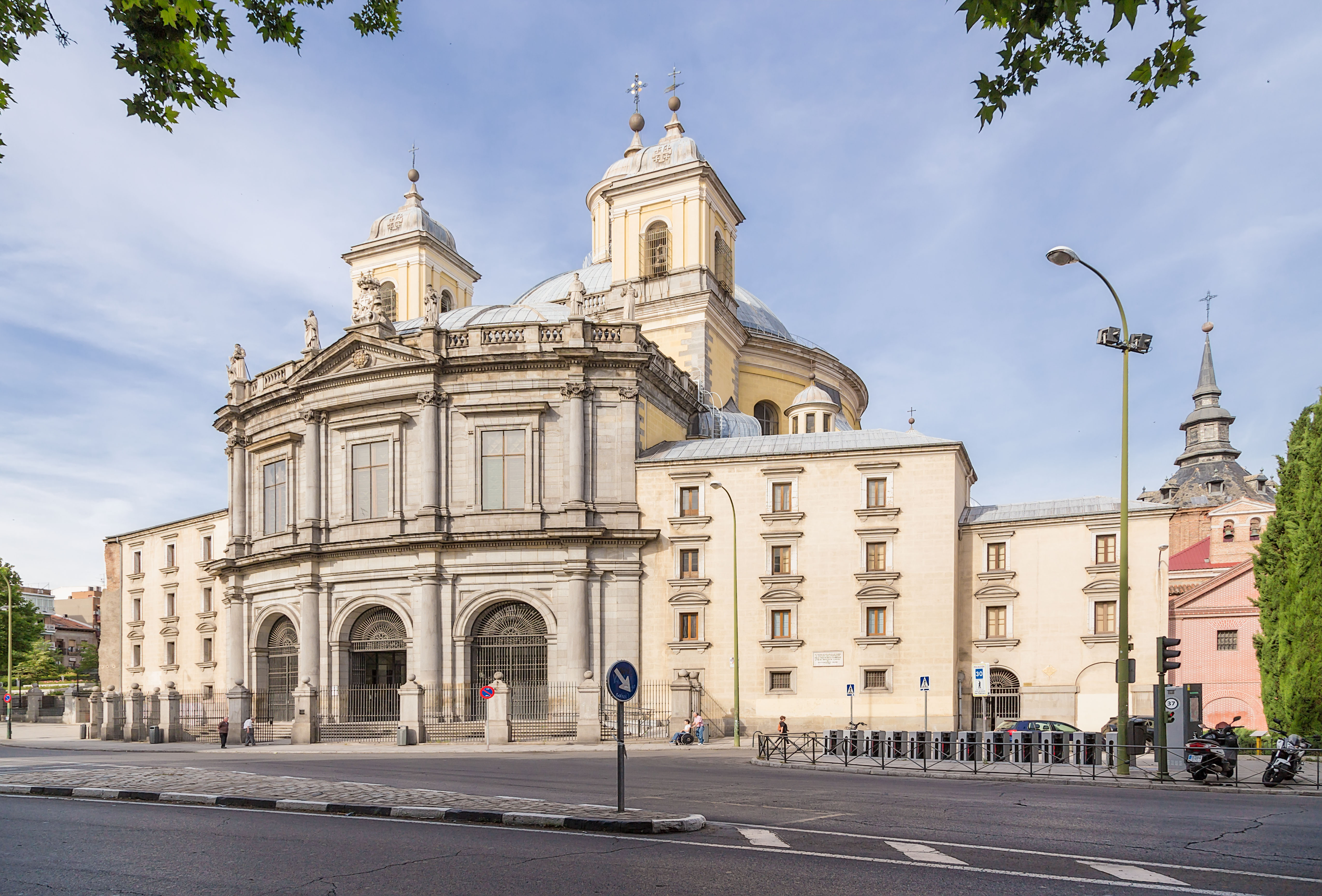 Basílica de San Francisco El Grande in Madrid, showcasing its neoclassical architecture.