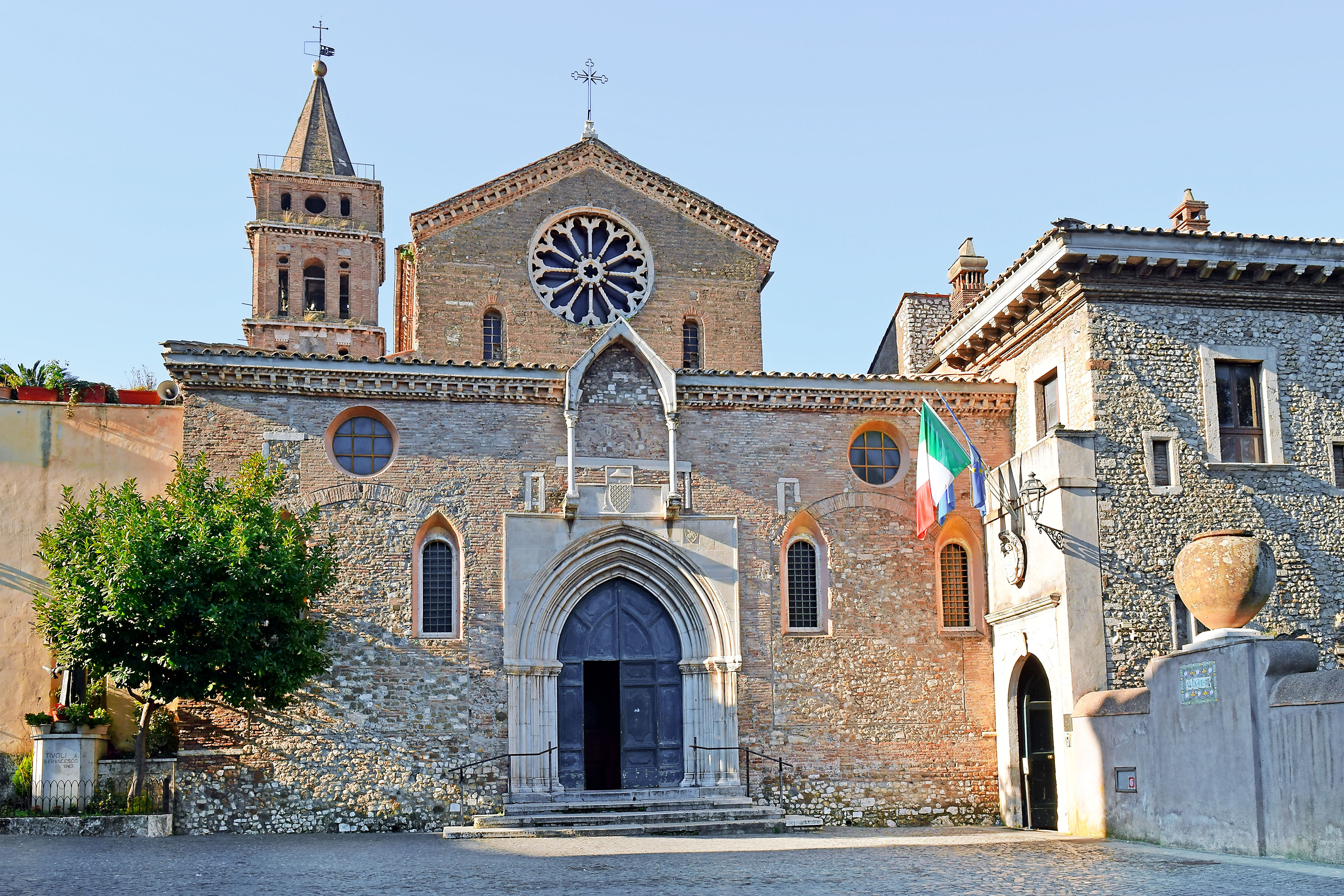 entrance to villa d'este