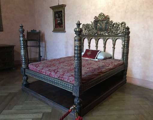 Wander through papal apartments