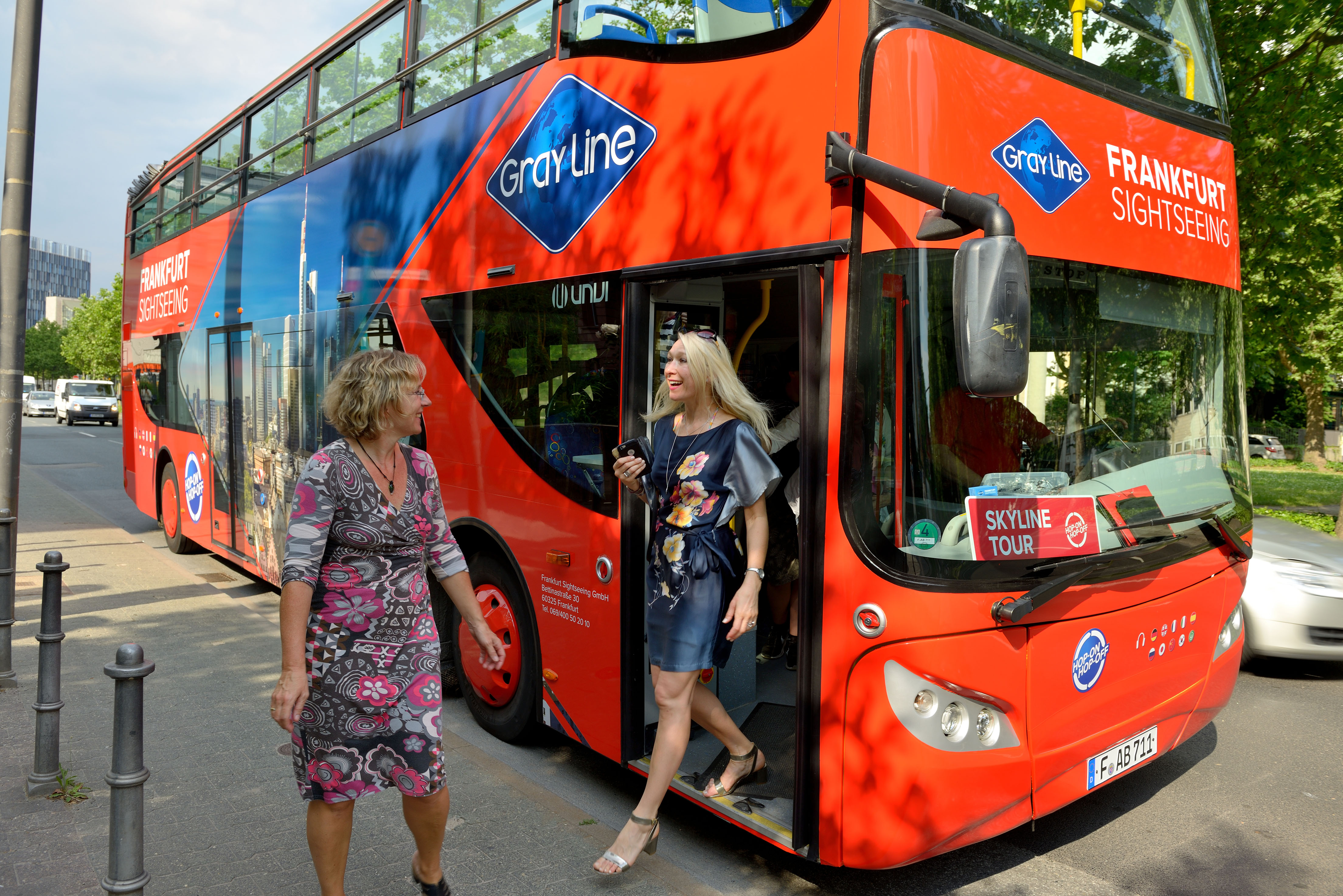 Woman getting down from the Frankfurt Gray Line HOHO.