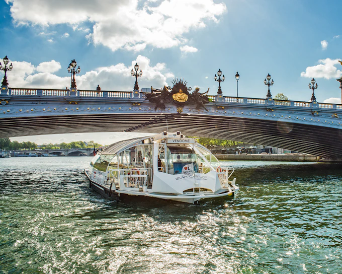 Batobus: Seine River Hop-on Hop-off Boat Tour