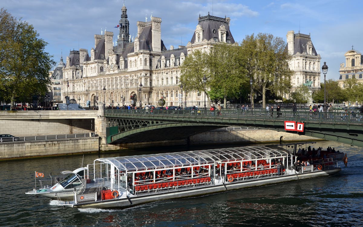 small boat cruise paris