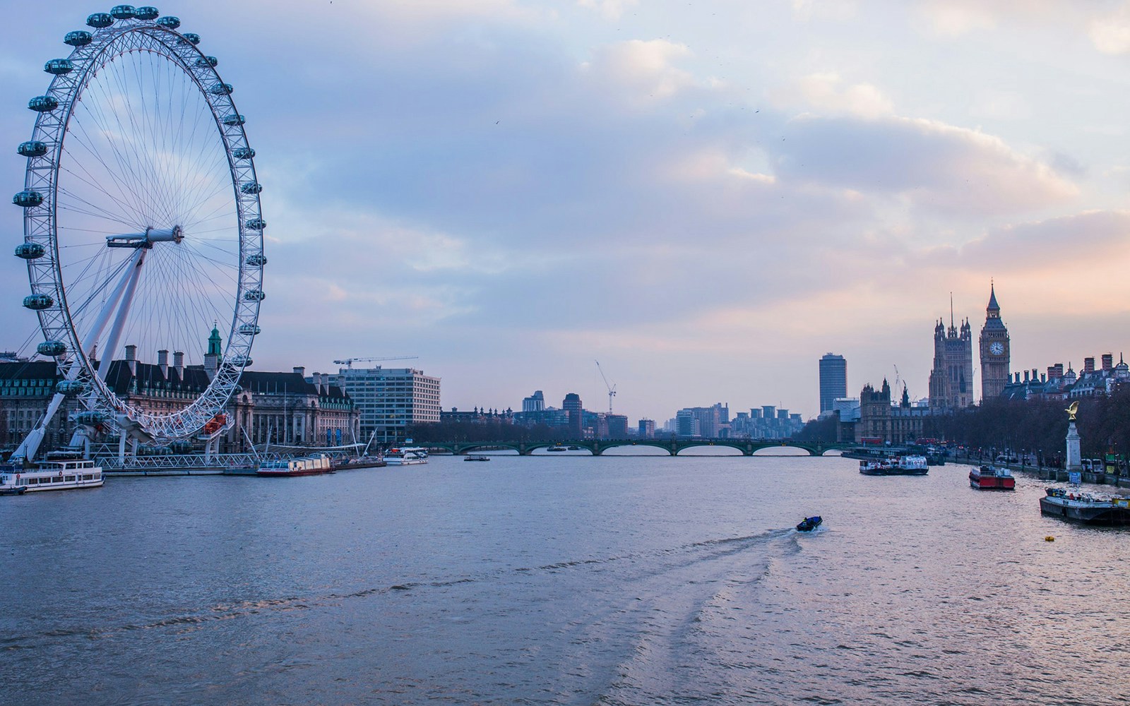 Cruzeiro pelo Tâmisa à noite