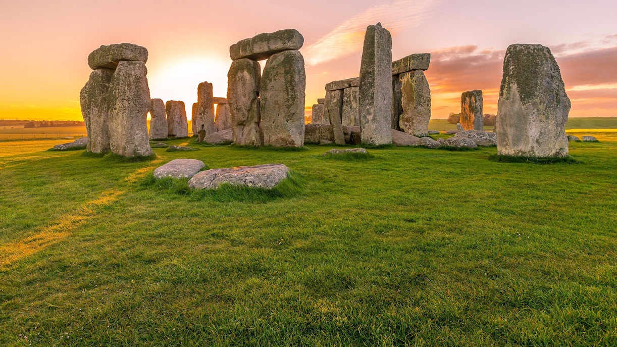 visit stonehenge
