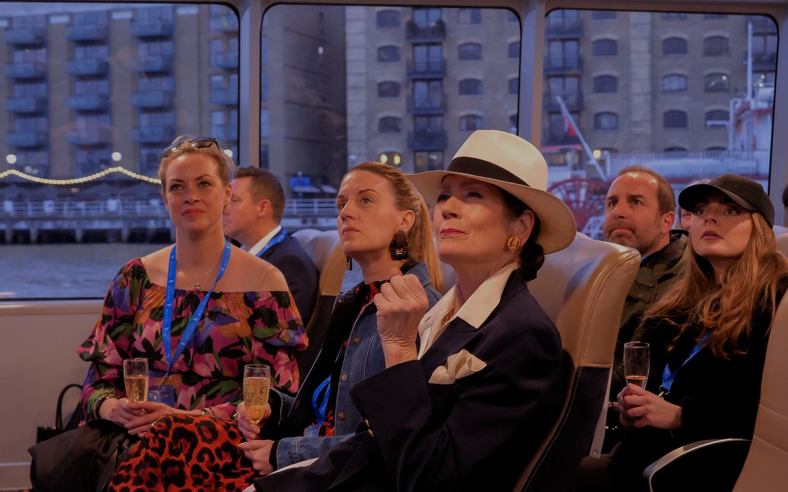 Cruzeiro pelo Tâmisa à noite