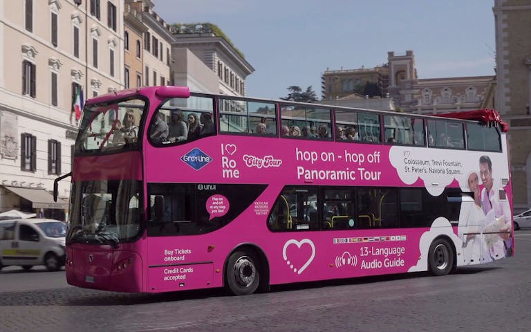 London hop on hop off discounts Itinerary. Hop on the bus at any of the stops to start your Edinburgh hop-on, hop-off tour. With 14 stops covering all of main attractions, hop on and off at any of the stops to visit attractions of your choice.
