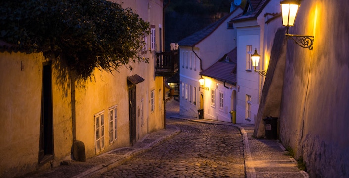 Explore o Castelo de Praga após o anoitecer em um passeio a pé
