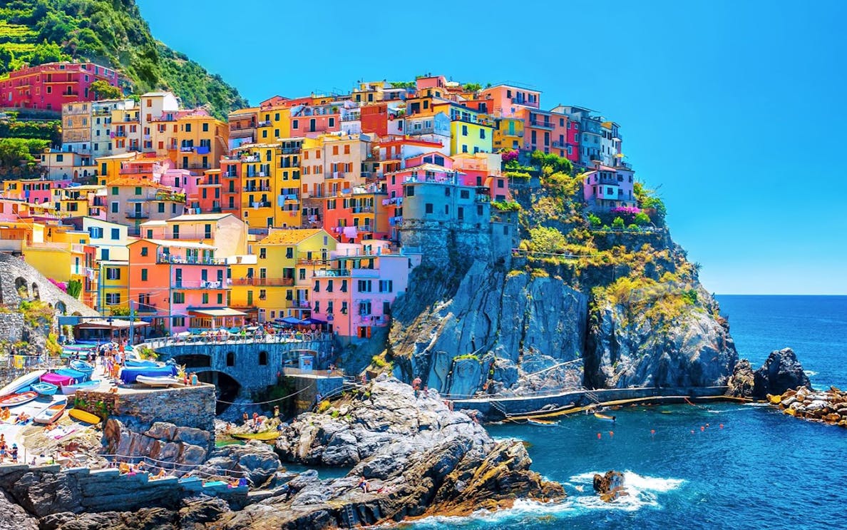 Colorful cliffside village of Manarola in Cinque Terre, overlooking the sea.