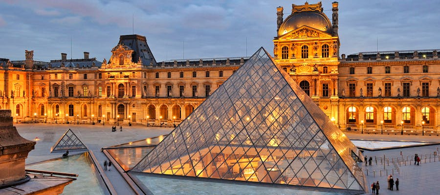 paris in december - louvre museum