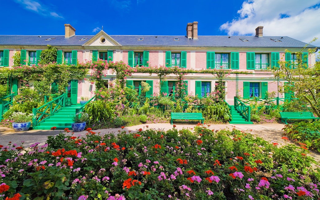 Giverny house with vibrant gardens, part of Versailles & Giverny AudioGuided Tour.
