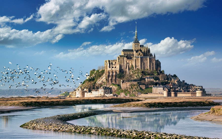 Mont St. Michel Full Day Guided Tour with Lunch from Paris