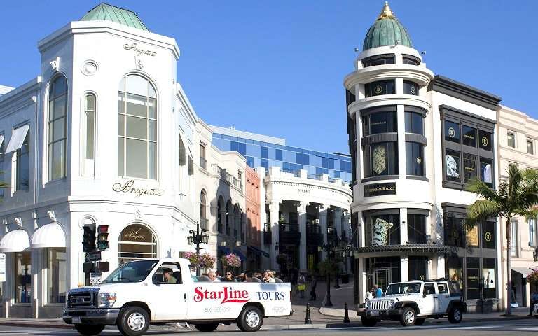 Tour bus on Rodeo Drive, Beverly Hills, showcasing iconic movie locations.