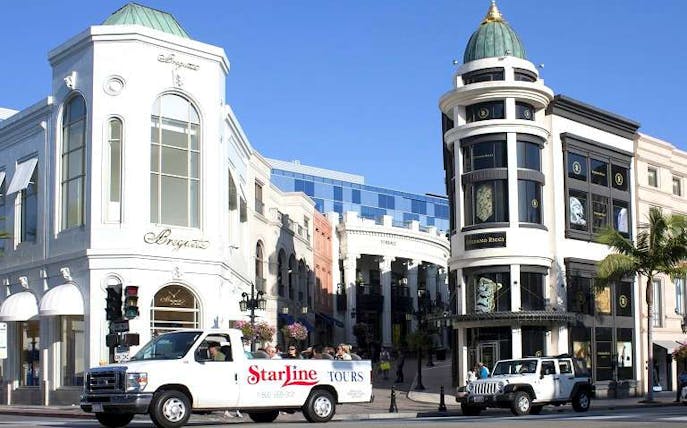 Tour bus on Rodeo Drive, Beverly Hills, showcasing iconic movie locations.