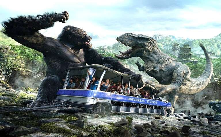 Tram tour at Universal Studios with King Kong and dinosaur animatronics.