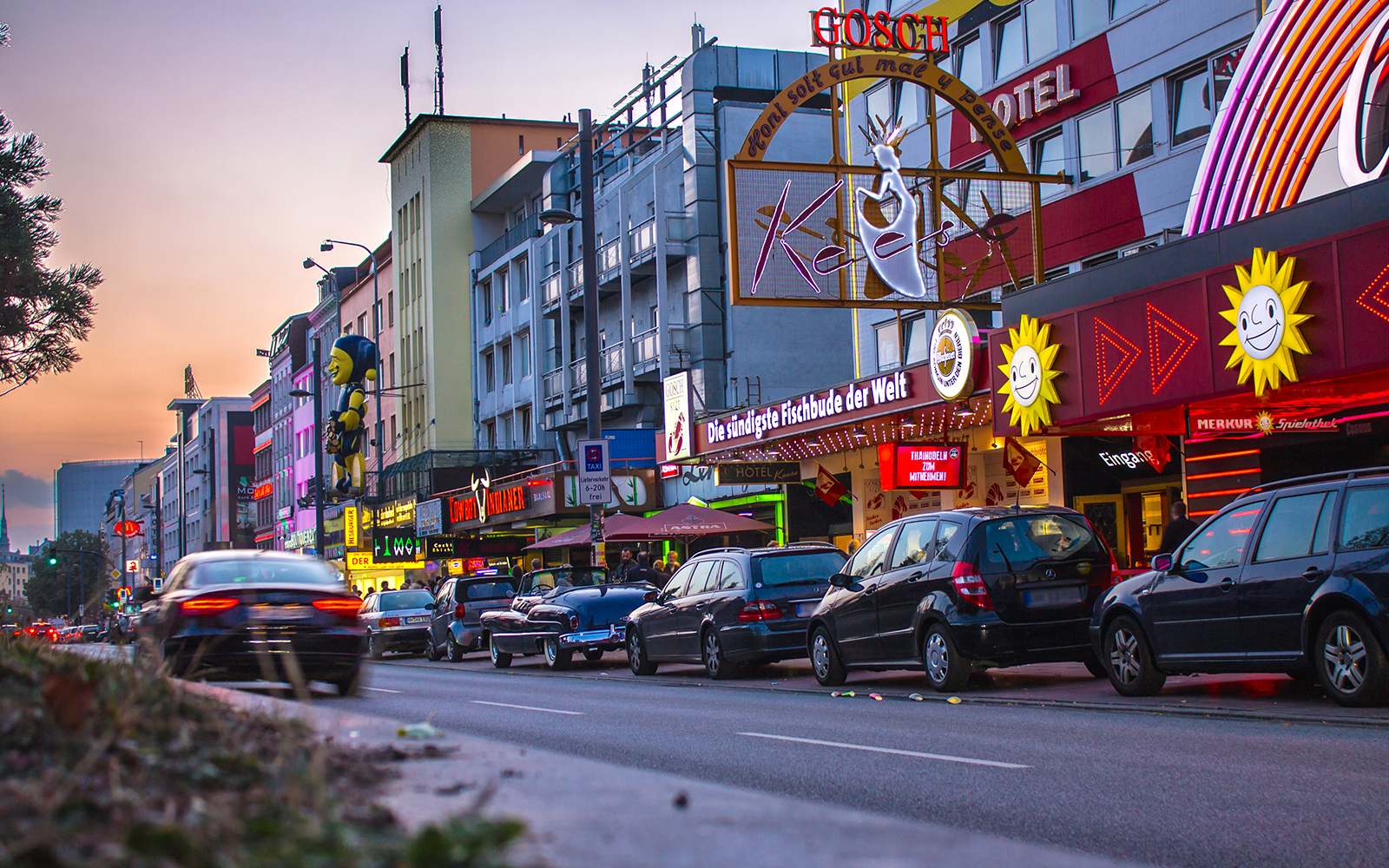 Your Guide To St. Pauli, Hamburg With The 5 Best Reeperbahn Tours