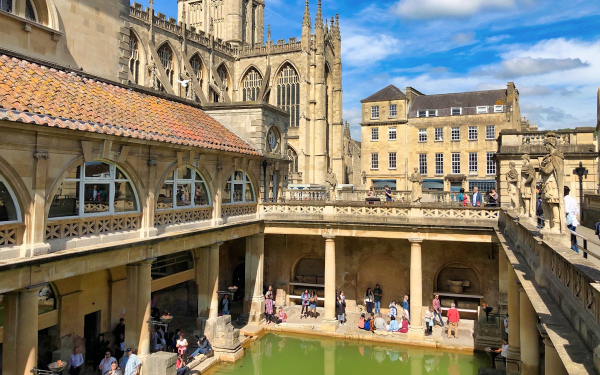 Windsor Castle, Stonehenge and Bath Tour with Access to Roman Bath From