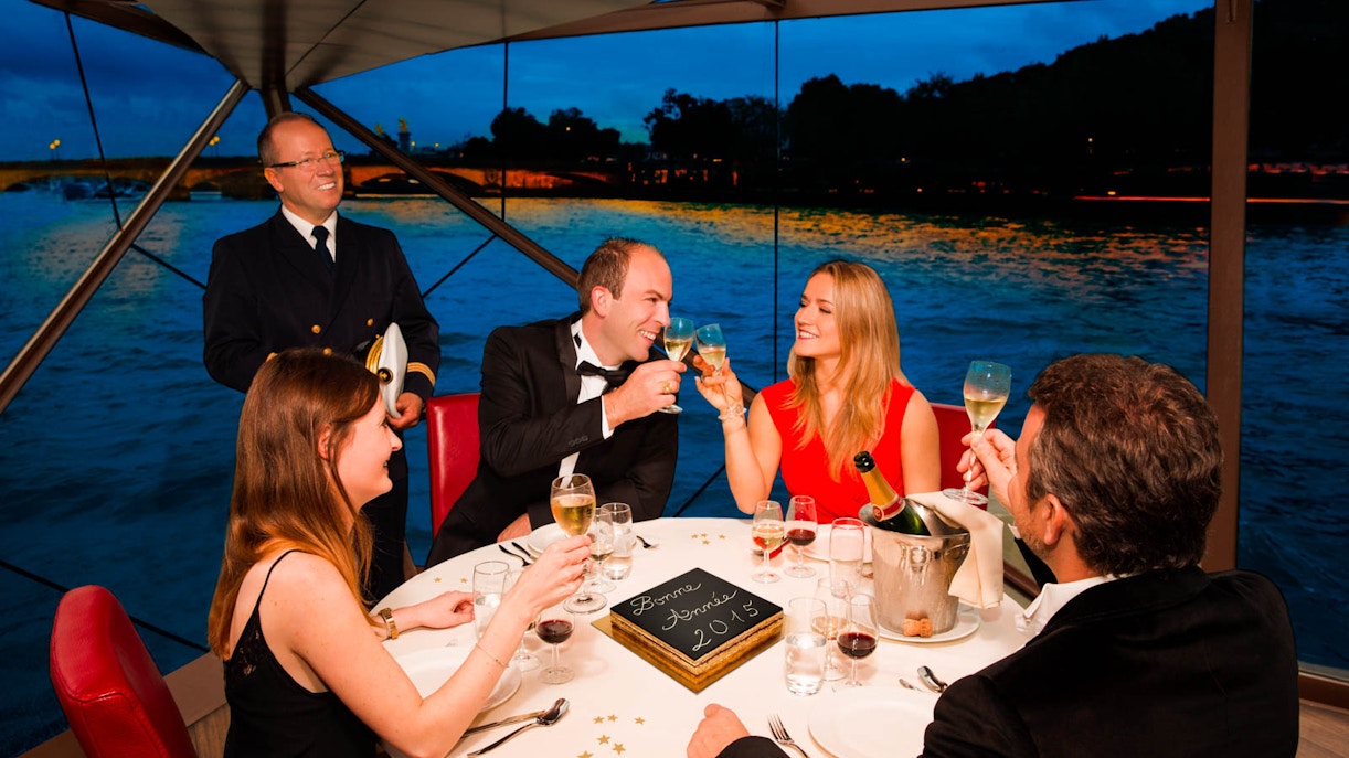 Seine River dinner cruise with live music on Bateaux Mouches, Paris.