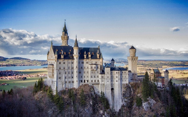 Premium Guided Tour of Neuschwanstein Castle & Linderhof Palace with Transfers from Munich & Admission Tickets