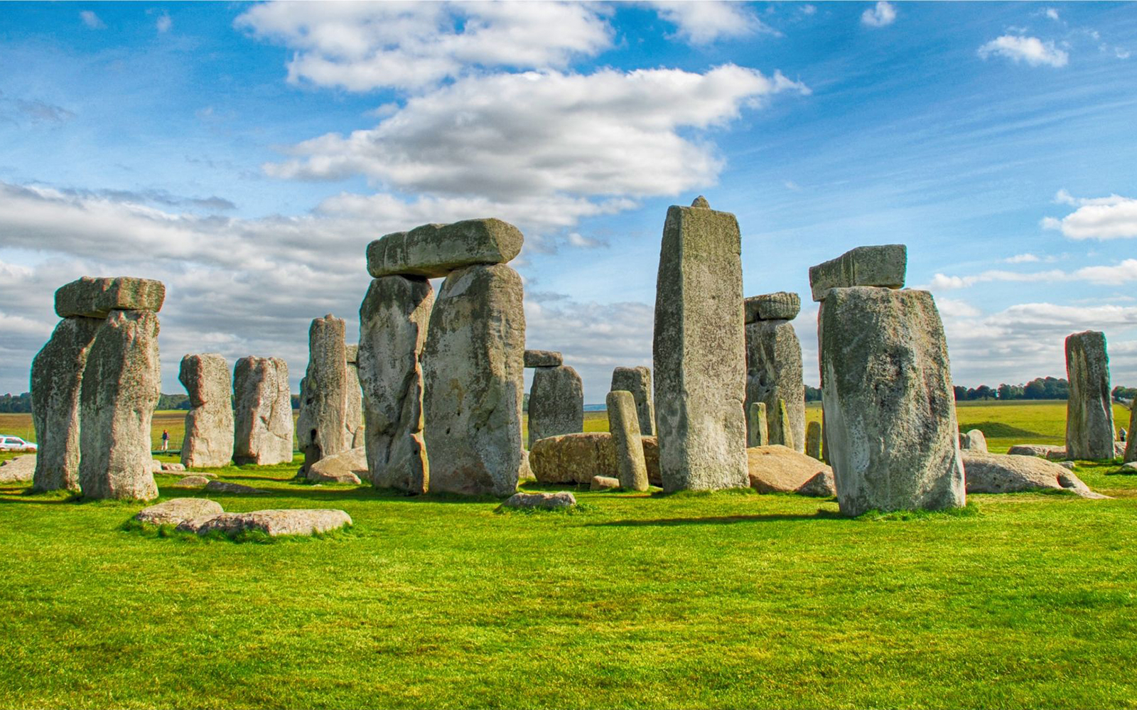 Stonehenge stone circle under a blue sky, part of Windsor Castle, Bath, and Stonehenge tour.