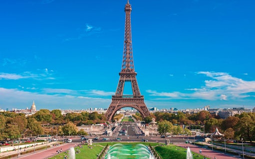Eiffel Tower view from Trocadéro Gardens, Paris, part of combo tour with Disneyland® Paris tickets.