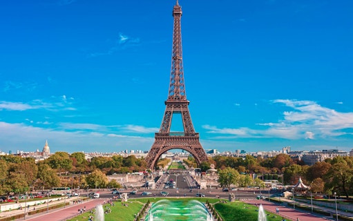 Eiffel Tower view from Trocadéro Gardens, Paris, part of combo tour with Disneyland® Paris tickets.