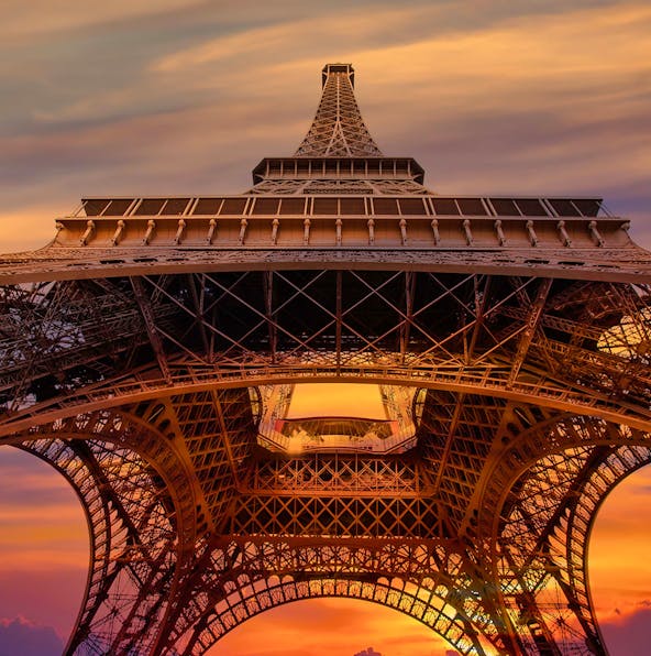 Visiting the Eiffel Tower at night | A complete guide