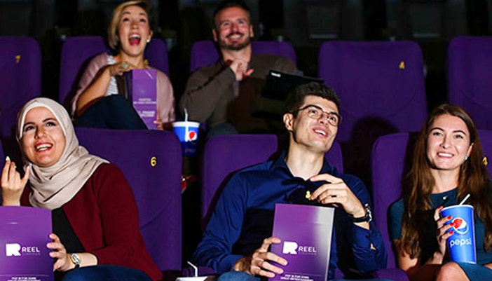 Entrée du cinéma Dubai Mall avec affiches de films et guichet de vente de billets.