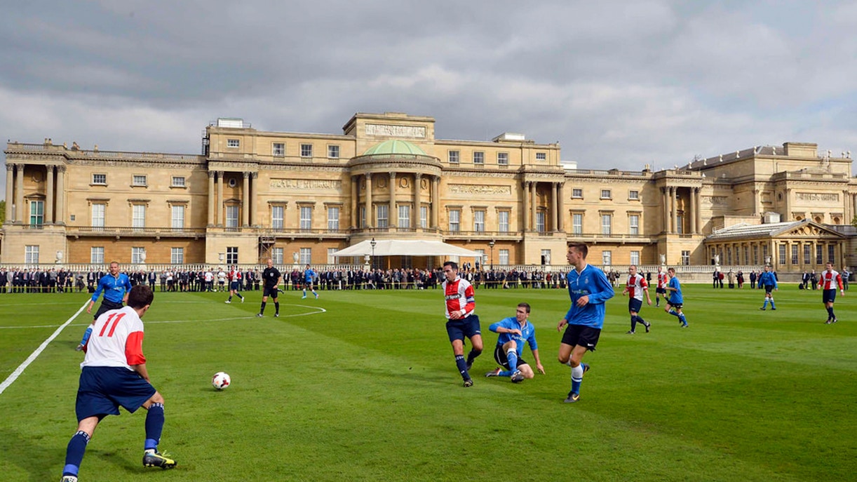 Soccer match in front of Buckingham Palace, London, during the Changing of the Guard tour.