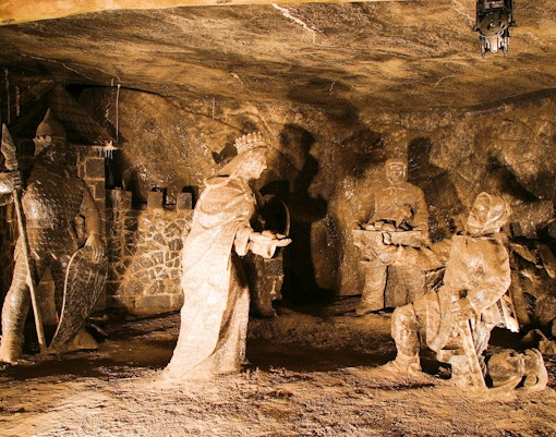 Foto von mehreren Salzfiguren im Salzbergwerk Wieliczka