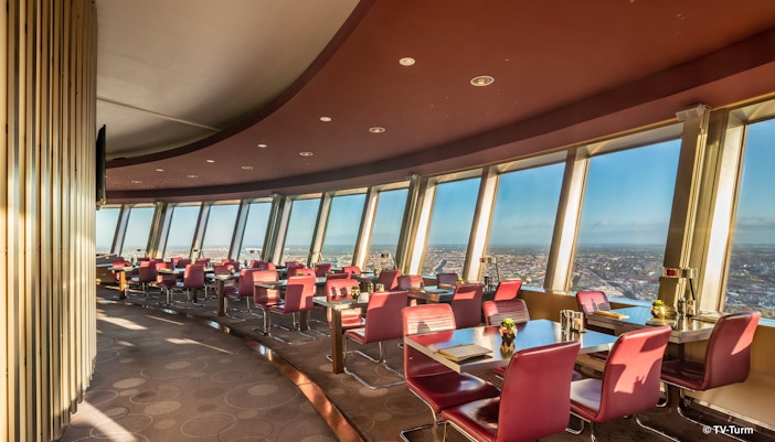 Tische im Restaurant Sphere mit Ausblick auf Berlin