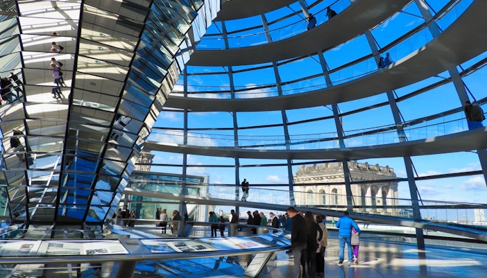 Spiegel und spiralförmige Rampen in der Reichstagskuppel