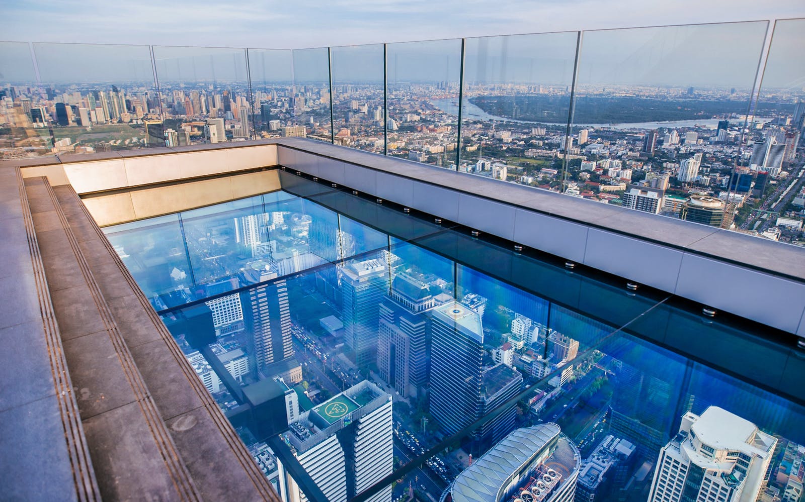 mahanakhon-skywalk-indoor-and-outdoor-access
