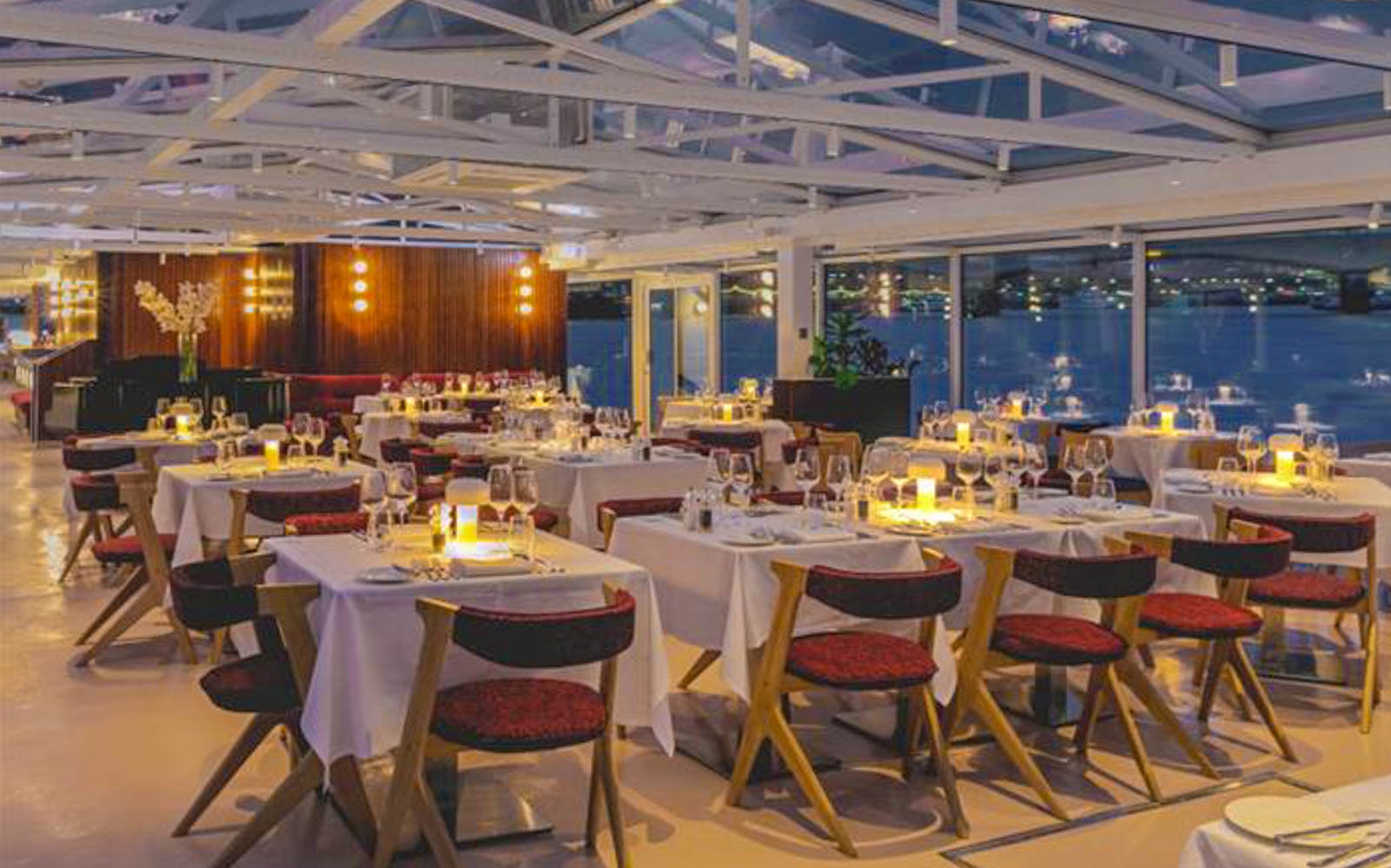 Cruzeiro pelo Tâmisa à noite