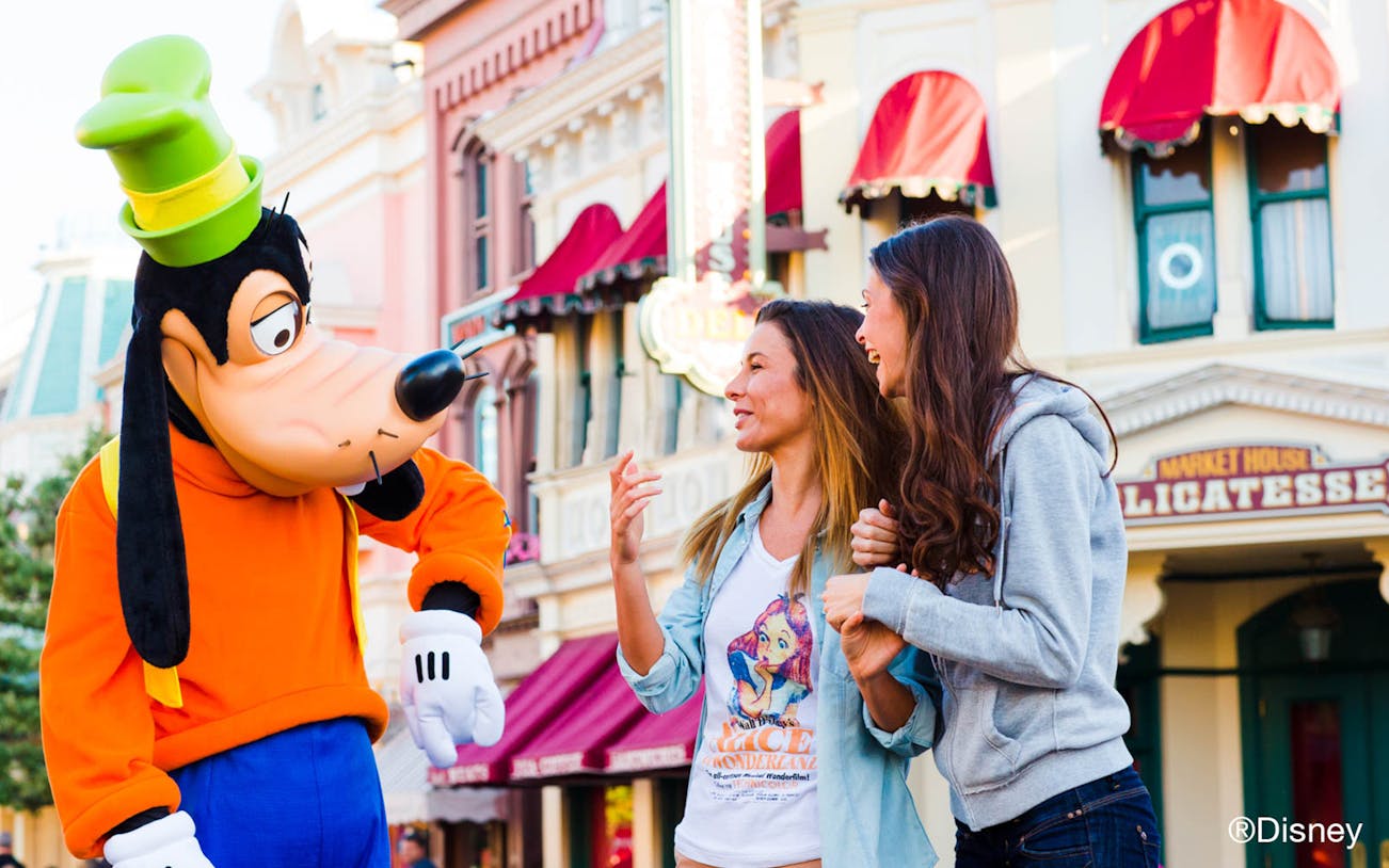 Goofy interacting with guests on Main Street, Disneyland Paris.