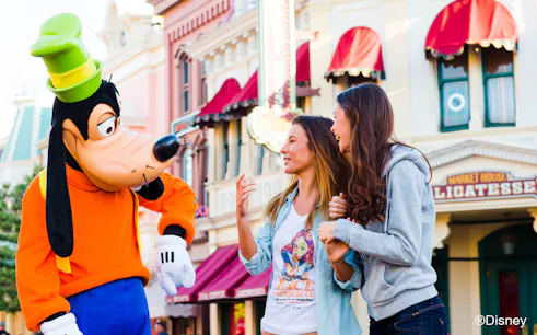 Goofy interacting with guests on Main Street, Disneyland Paris.