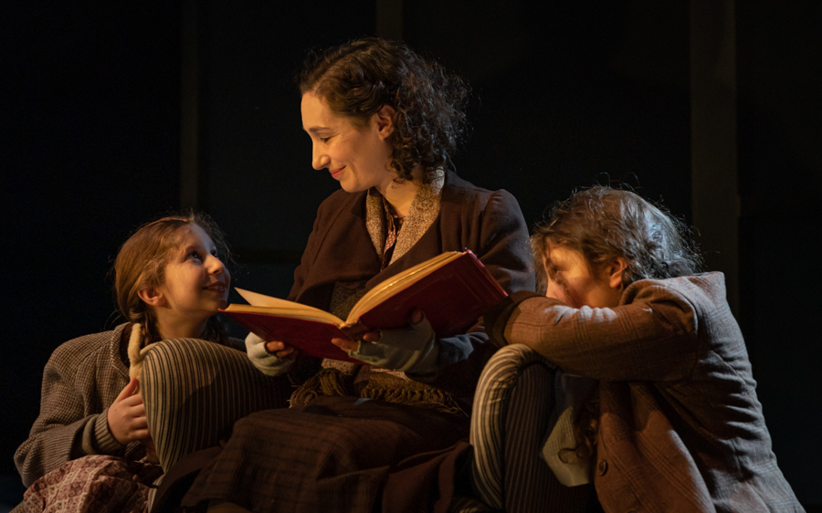 Woman reading to two children in Leopoldstadt setting.