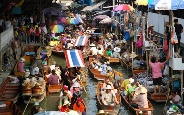 Boats crowded with people and goods at Damnoen Saduak Floating Market, Thailand.