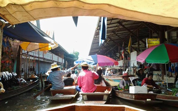Boats with vendors and tourists at Damnoen Saduak Floating Market, Thailand.