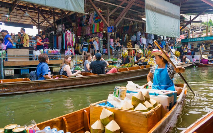 Boats with vendors and tourists at Damnoensaduak Floating Market, Thailand.