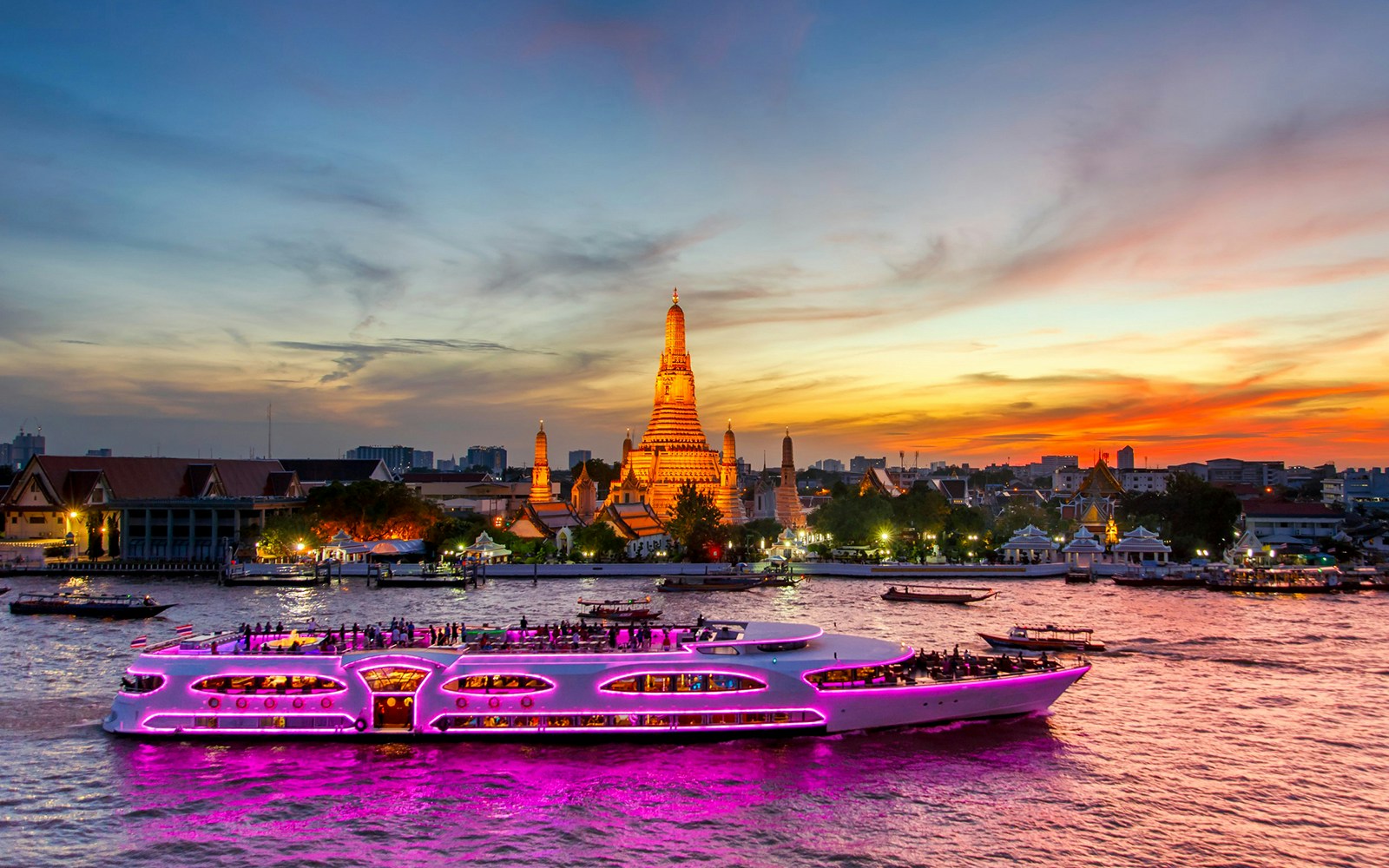 Wonderful Pearl cruise ship on Chao Phraya River, Bangkok, with candlelit dining setup.